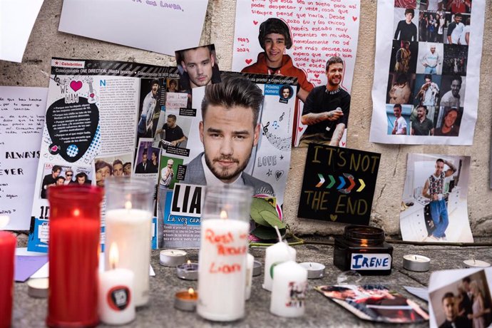 Archivo - Un homenaje en memoria del cantante Liam Payne, en la plaza de Santa Ana, a 20 de octubre de 2024, en Madrid (España). Liam Payne fue un cantante y compositor británico, que formó parte del grupo One Direction entre 2010 y 2016. Falleció el pasa