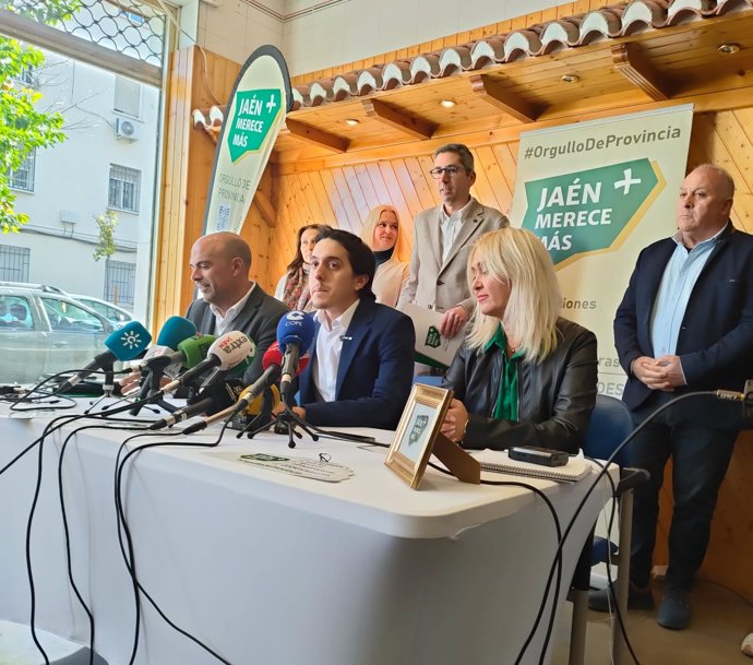 El presidente de Jaén Merece Más, Juan Manuel Camacho, en el centro de pie, junto a compañeros de partido en una rueda de prensa sobre la moción de censura.