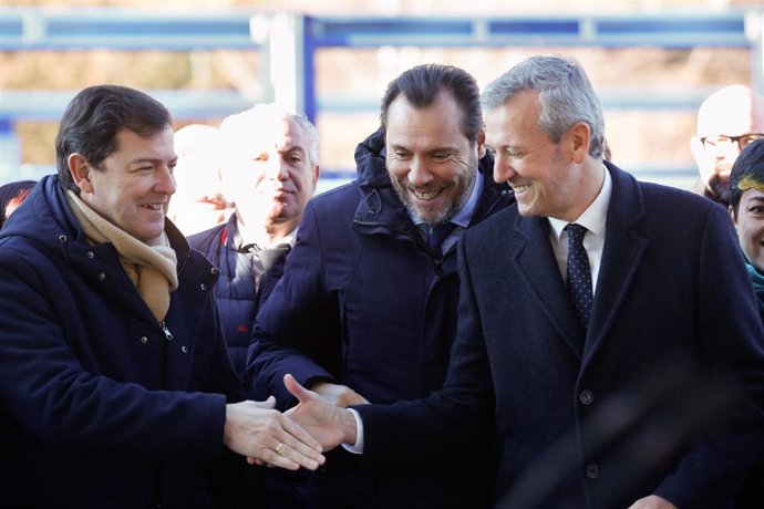 O presidente da Xunta de Castela e León, Alfonso Fernández Mañueco, o ministro de Transportes e Mobilidade Sustentable, Óscar Ponte, e o presidente da Xunta de Galicia, Alfonso Rueda, durante a posta en servizo do viaduto de 'Ou Castro'.