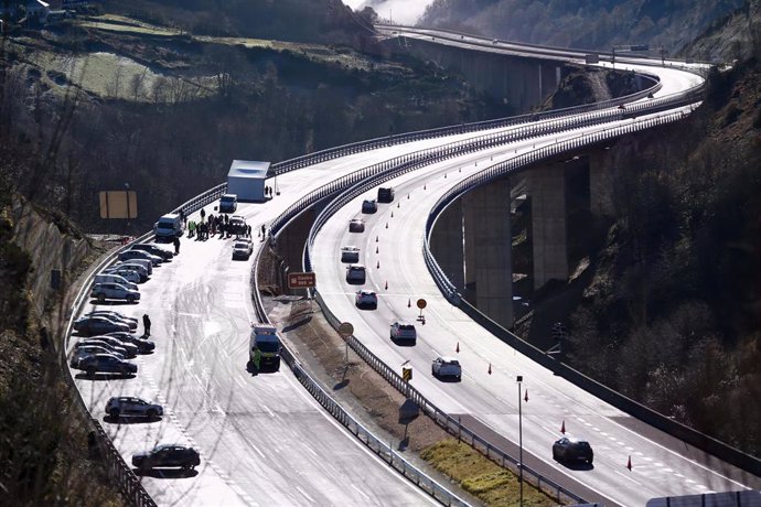 El viaducto de 'El Castro', en la A-6 en sentido A Coruña, a 30 de diciembre de 2024, en Vega de Valcarce, León, Castilla y León (España). Puente ha presidido la puesta en servicio del nuevo viaducto de 'El Castro' de la A-6, sentido A Coruña, y la apertu