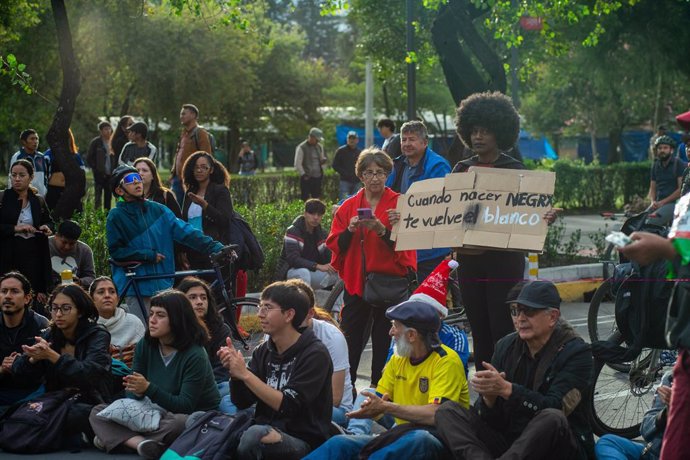 December 23, 2024, Quito, Ecuador: A protester holds a placard during the demonstration. After several days of fear, hundreds of people have demonstrated peacefully under the fruitfulness and anger of the country's violence. .Specifically because on the 8