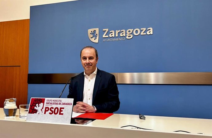 Archivo - El concejal socialista en el Ayuntamiento de Zaragoza, Chema Giral, en la sala de prensa.