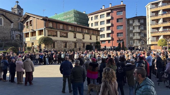 Concentración en Arrigorriaga (Bizkaia) en repulsa de la agresión a un comerciante chino