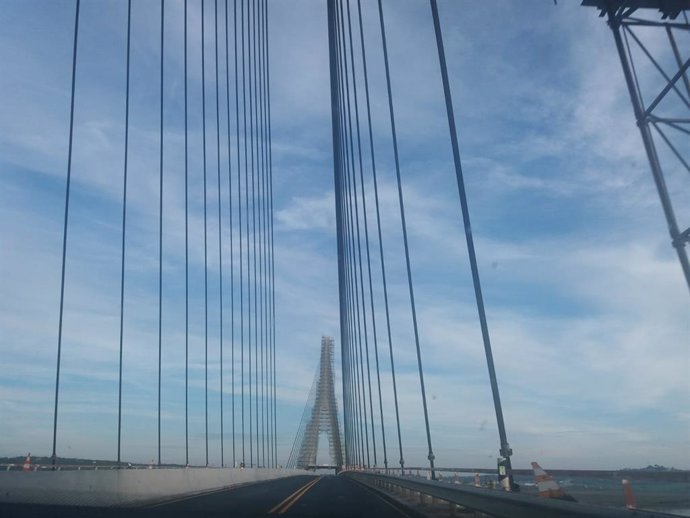 Archivo - Puente sonre el río Guadiana en Ayamonte.