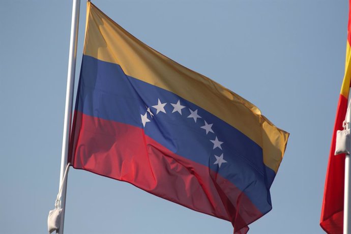 Archivo - September 25, 2024, Saint Petersburg, Russia: The national flag of the Bolivarian Republic of Venezuela, fluttering in the wind on a flagpole in Saint Petersburg, Russia.