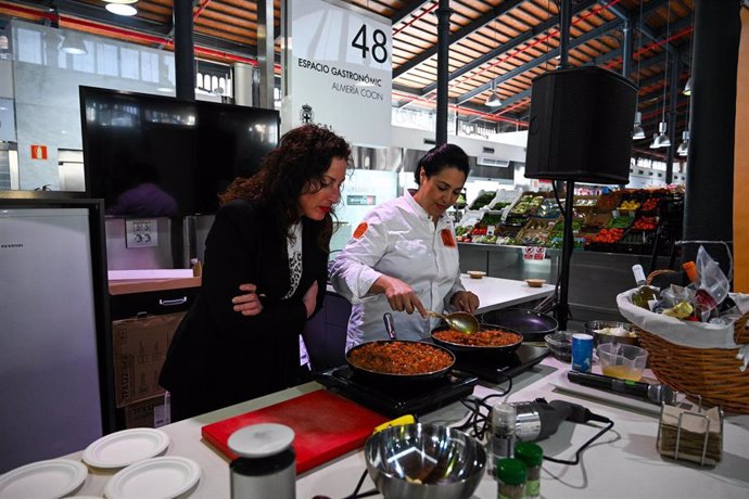 La alcaldesa de Almería, María del Mar Vázquez, observa la cocina durante el 'showcooking'.