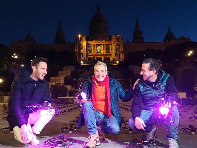 El director del espectáculo de Nochevieja de Barcelona, Christophe Berthonneau, con dos miembros de su equipo, a 30 de diciembre de 2024