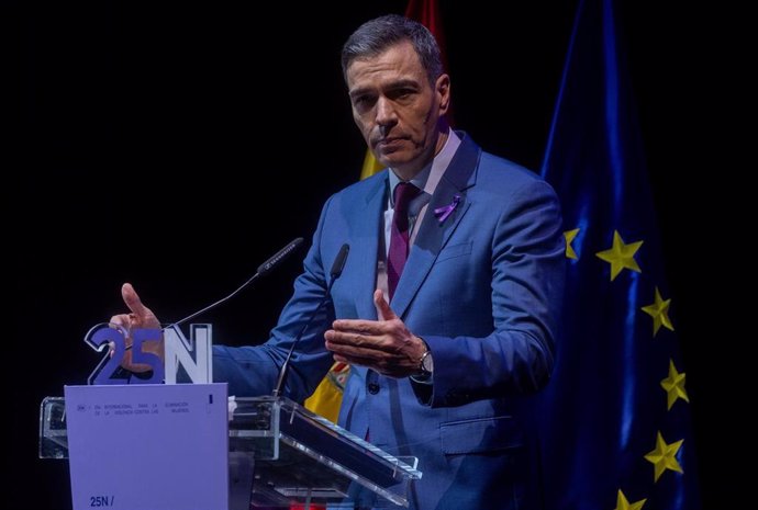 Archivo - El presidente del Gobierno, Pedro Sánchez, interviene durante un acto con motivo del Día Internacional para la Eliminación de la Violencia contra las Mujeres, en el Teatro Pavón, a 25 de noviembre de 2024, en Madrid (España). El Ministerio de Ig