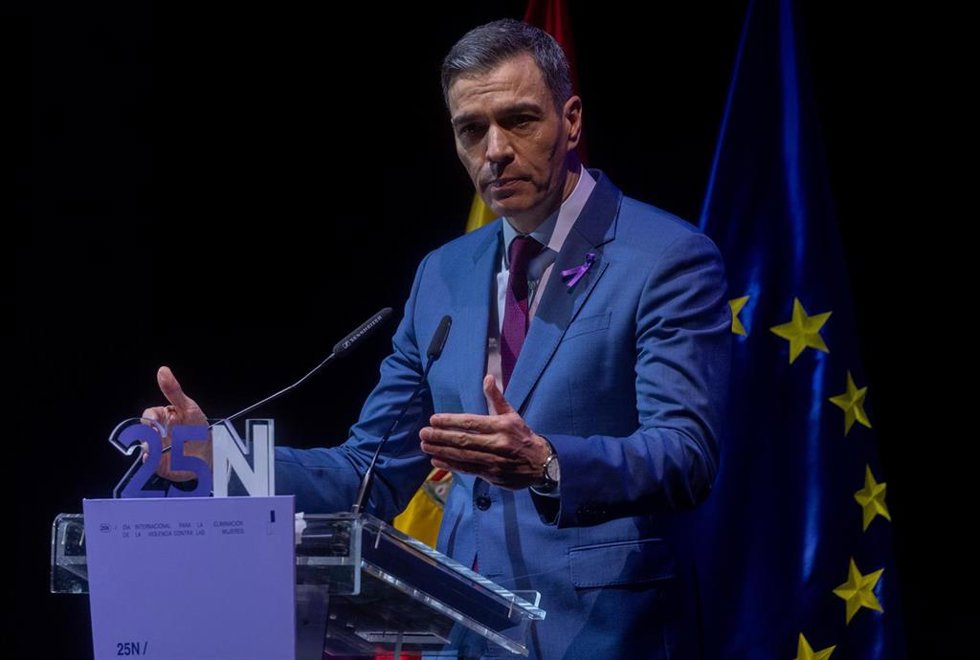 Archivo - El presidente del Gobierno, Pedro Sánchez, interviene durante un acto con motivo del Día Internacional para la Eliminación de la Violencia contra las Mujeres, en el Teatro Pavón, a 25 de noviembre de 2024, en Madrid (España). El Ministerio de 