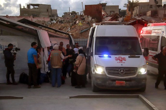 Archivo - Ambulancia junto al Hospital Kamal Aduan, en el norte de la Franja de Gaza (archivo)