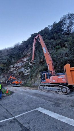 Trabajos de limpieza en el argayo de la AS-227.