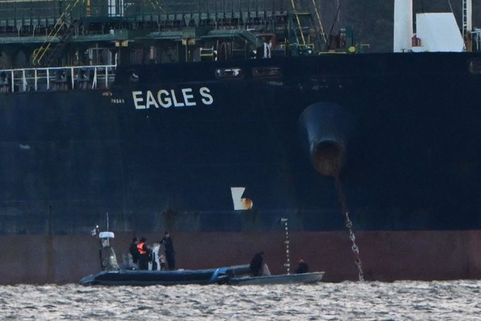 30 December 2024, Finland, Porvoo: Finnish Coast Guard stops a small boat which tried to reach the oil tanker "Eagle S" anchored near the Kilpilahti port in Porvoo, on the Gulf of Finland. The ship "Eagle S", registered in the Cook Islands, is suspected o