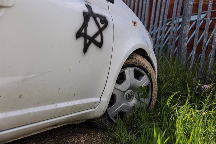 Archivo - March 21, 2023, East Jerusalem, Israel: Racist slogans seen written by Jewish settlers on an Arab-owned car in Sheikh Jarrah neighborhood in Jerusalem. Extremist Jewish vandals on Tuesday morning punctured the tires of vehicles parked outside ho