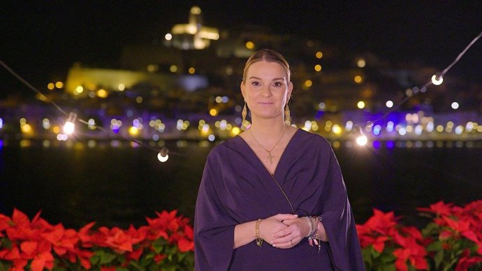 La presidenta del Govern, Marga Prohens, con el núcleo de Dalt Vila (Ibiza) al fondo.