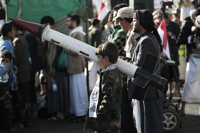 Archivo - 12 January 2024, Yemen, Sanaa: A boy holds a dummy missile during a protest against a multinational operation to protect shipping in the Red Sea following US and UK airstrikes on Huthi military installations. Photo: Osamah Yahya/ZUMA Press Wire/