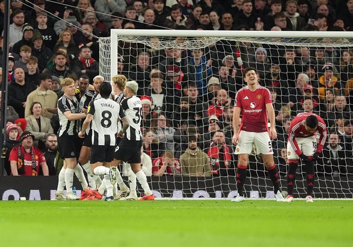 30 December 2024, United Kingdom, Manchester: Newcastle United's Alexander Isak (2nd L) celebrates scoring his side's first goal with teammates, during the English Premier League soccer match between Manchester United and Newcastle United at Old Trafford.