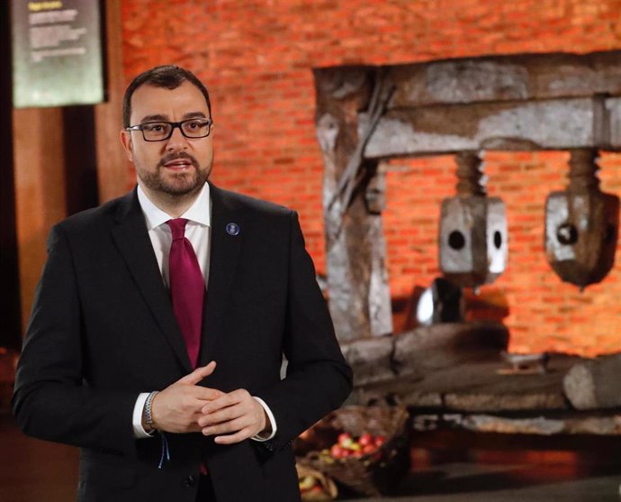 El presidente del Principado de Asturias, Adrián Barbón, durante su mensaje de fin de año en el Museo de la Sidra de Nava.