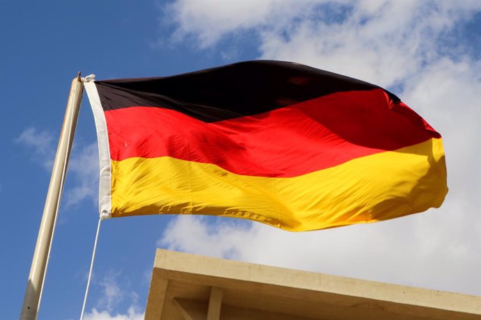 Archivo - February 1, 2024, Sharm El Sheikh, Egypt: The flag of the Federal Republic of Germany fluttering in the wind on the flagpole of one of the hotels in Egypt.