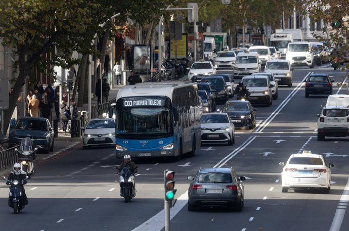 Un autobús de la EMT, a 9 de diciembre de 2024, en Madrid (España). 