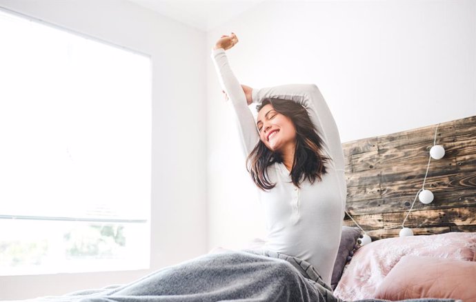 Archivo - Mujer despertándose descansada por la mañana.