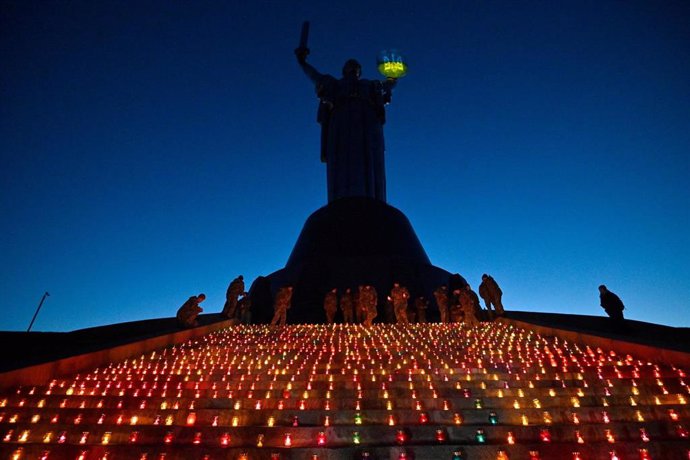 Archivo - Imagen de archivo de una vigilia en Ucrania por los muertos durante la invasión rusa