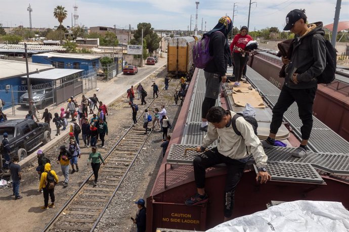 Archivo - 24 April 2024, Mexico, Ciudad Juarez: Nearly 700 migrants arrived in Ciudad Juarez aboard the train known as 'La Bestia,' intending to head towards the Rio Grande to cross the border. However, upon encountering the Texas National Guard, the migr