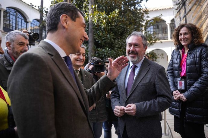 El presidente de la Junta, Juanma Moreno, y el secretario general del PSOE-A, Juan Espadas, en el Pleno que aprobó la Ley de Participación Institucional. Los secretarios generales de UGT-A, Óskar Martín, y de CCOO-A, Nuria López, a sus espaldas.