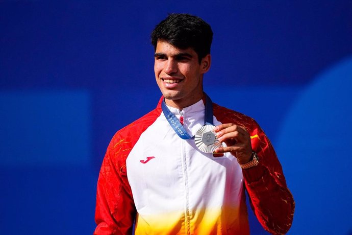 Archivo - Carlos Alcaraz muestra su medalla de plata en Paris 2024