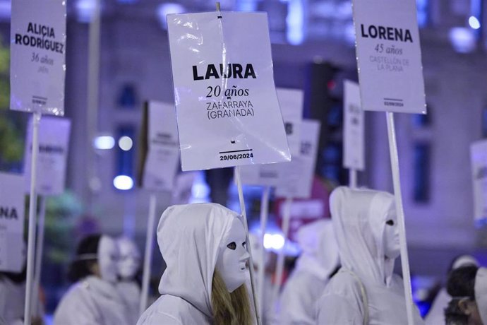 Archivo - Decenas de personas durante la manifestación organizada por el Foro de Madrid Contra la Violencia a las Mujeres con motivo del 25N 