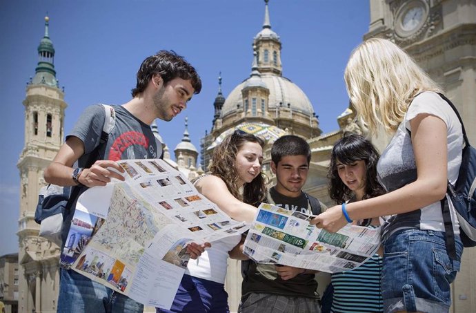 Archivo - Turistas en Zaragoza