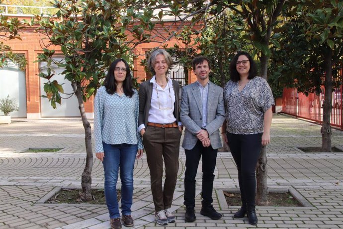 Elena Cid y Liset Menéndez de la Prida (Instituto Cajal CSIC), Manuel Valiente y Mariam Al-Masmudi (CNIO).