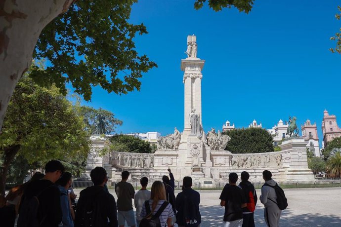 Archivo - Turistas en el monumento a 'la Pepa' en la Plaza de España de Cádiz.