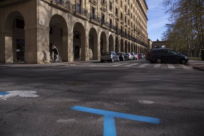 Archivo - Imagen de un aparcamiento de zona azul en Pamplona