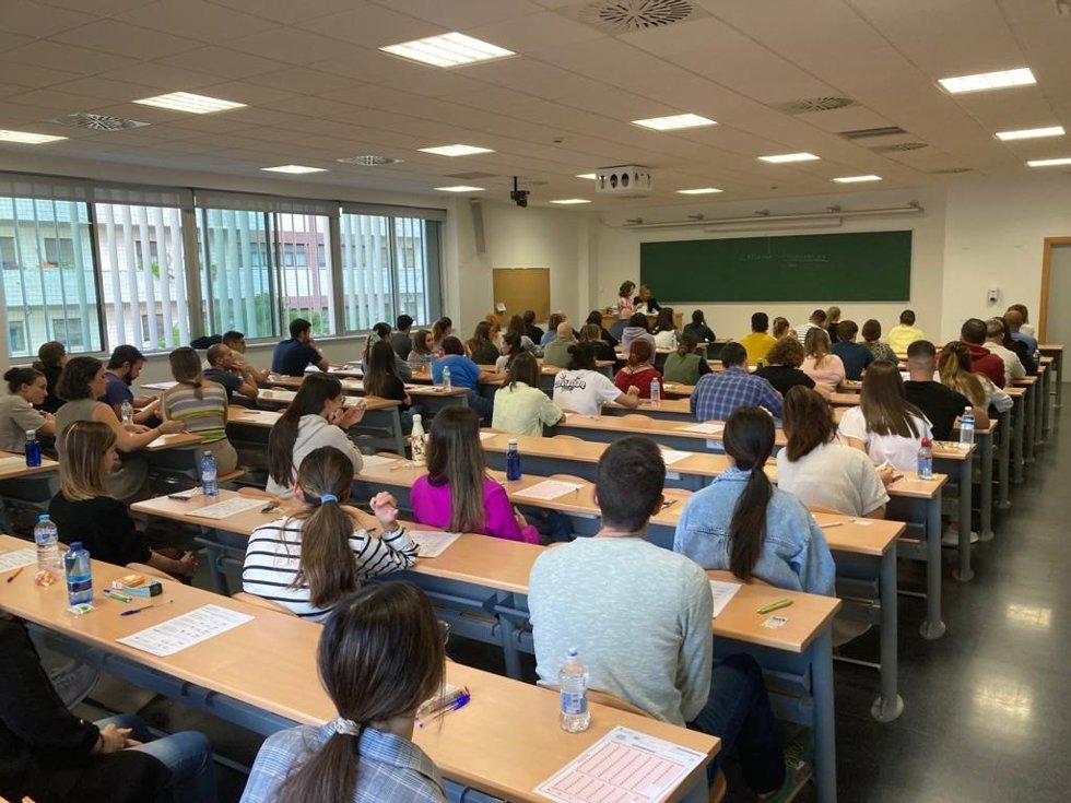 Archivo - Cerca de 5.700 candidatos optan este sábado a un puesto fijo de facultativo especialista o de médico de familia del SAS