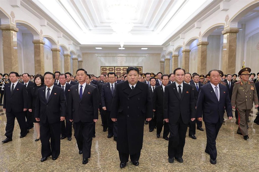 El dirigente de Corea del Norte, Kim Jong Un, conmemora el aniversario por la muerte de su padre
