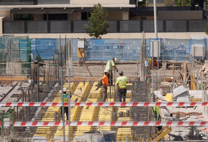 Archivo - Varios obreros durante la construcción de una obra, a 10 de mayo de 2023, en Madrid