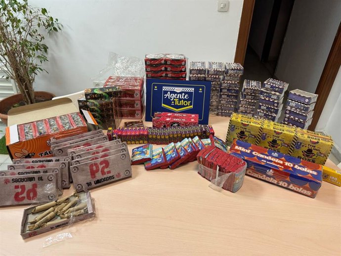 Petardos incautados en el interior de un comercio del Cerro del Águila no autorizado para la venta de los mismos.
