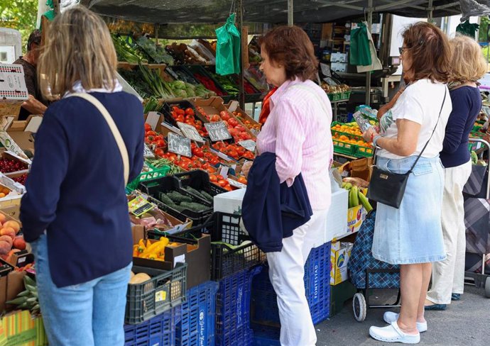 Archivo - Varias personas esperan en un mercado de la Comunidad de Madrid, a 12 de junio de 2024, en Madrid (España). El Gobierno ha afirmado hoy que su intención es prorrogar la rebaja del IVA a algunos alimentos que finaliza el próximo 30 de junio porqu