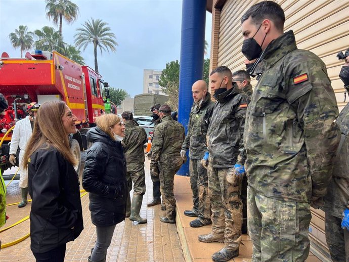 La delegada del Gobierno en la Comunitat Valenciana, Pilar Bernabé, junto a efectivos de las fuerzas armadas que trabajana en labores de reconstrucción en municipios afectados por la dana