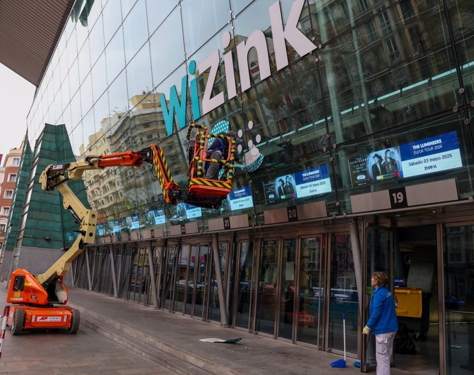 Un hombre trabaja en la retirada de las letras de la fachada del WiZink Center, a 27 de diciembre de 2024, en Madrid (España).