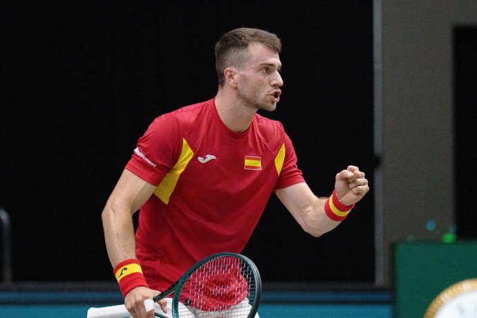 Archivo - Pedro Martinez Portero of Spain in action against Alexei Popyrin of Australia during the Davis Cup 2024, Group B, tennis match played between Australia and Spain at Fuente de San Luis on September 15, 2024, in Valencia, Spain.