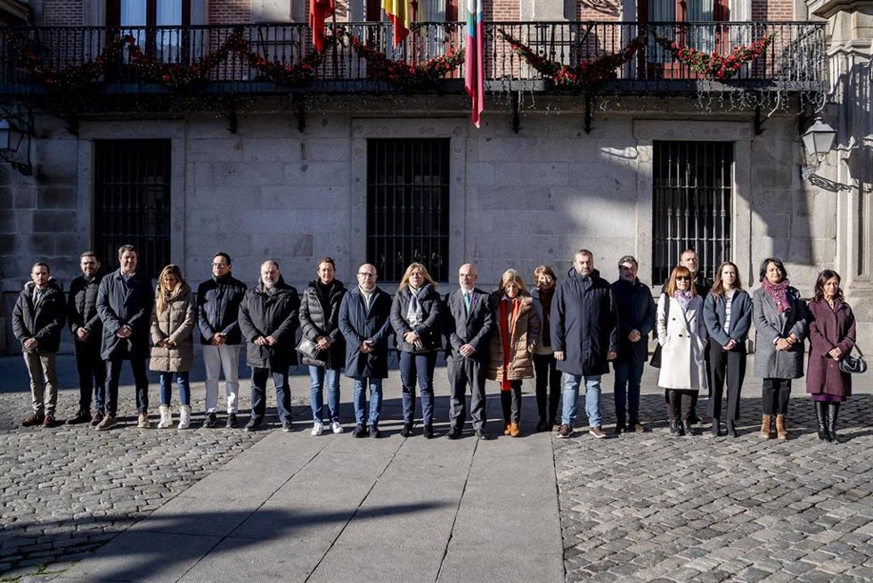 La vicealcaldesa de Madrid y alcaldesa en funciones, Inma Sanz, y el delegado del Gobierno en a Comuidad de Madrid, Francisco Martín, junto con otros miembros del Gobierno municipal, participan en el minuto de silencio, en la plaza de la Villa, a 31 de 