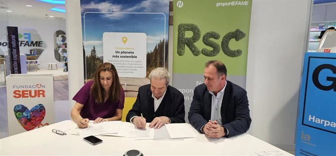 Imagen de la firma del convenio entre Hefame y SEUR