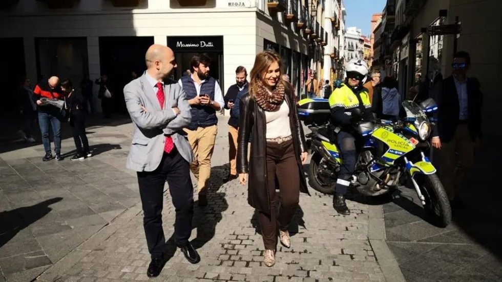 La portavoz municipal de Vox, junto a un agente motorizado de la Policía Local de Sevilla, en la confluencia de Tetuán con Rioja.