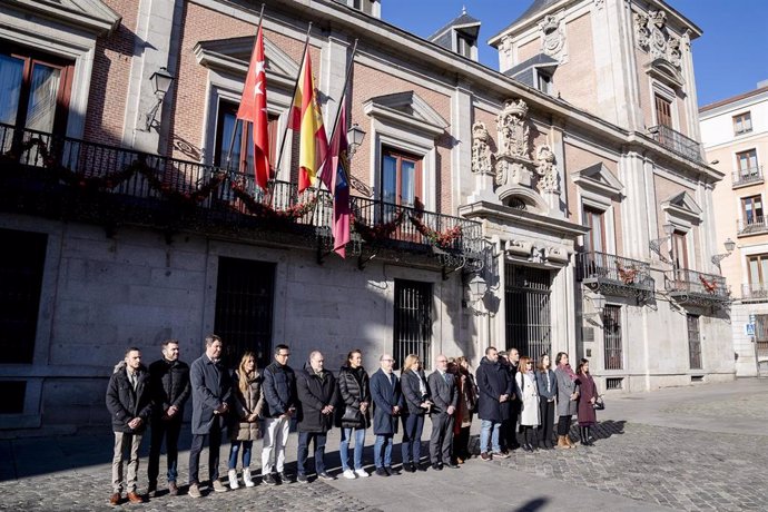 La vicealcaldesa de Madrid y alcaldesa en funciones, Inma Sanz, y el delegado del Gobierno en a Comuidad de Madrid, Francisco Martín, junto con otros miembros del Gobierno municipal, participan en el minuto de silencio, en la plaza de la Villa, a 31 de di