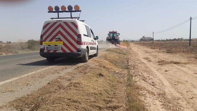 Imagen de archivo de trabajos de mejora de la visibilidad en la red regional de carreteras.