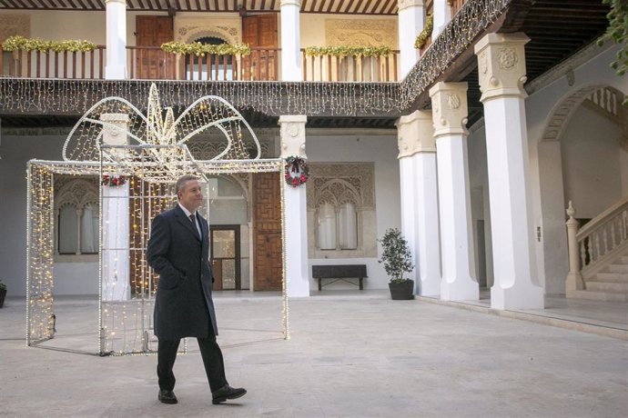 El presidente de Castilla-La Mancha, Emiliano García-Page, felicita el Año Nuevo a los castellanomanchegos.