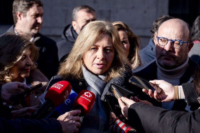 La vicealcaldesa de Madrid y alcaldesa en funciones, Inma Sanz, atiende a los medios de comunicación tras el minuto de silencio, en la plaza de la Villa, a 31 de diciembre de 2024, en Madrid (España).