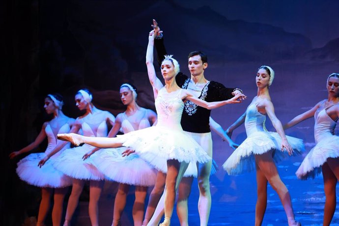 Representación de 'El lago de los cisnes', a cargo del Ballet Clásico Internacional, en el Auditorio Rafael de León.