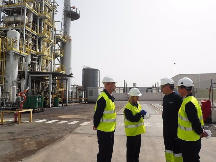 La alcaldesa de Alcalá, Ana Isabel Jiménez, visita una planta industrial de la localidad.